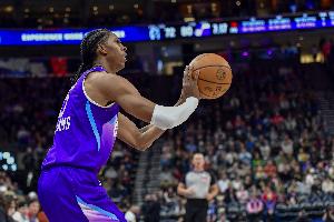 正负值-21最低！科迪·威廉姆斯12投仅4中拿到13分11板 三分5中1