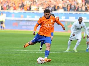 足球报：饱满状态与犀利反击是泰山队法宝，这将带到京鲁大战中