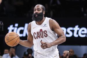 稳扎稳打！哈登半场6中3拿到12分3板 三分5中2