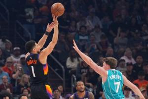 侵略性拉满！布克制造全场最高15罚并全部命中 砍30分3板10助