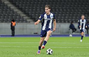 法尔克：多队有意16岁中场艾希霍恩，拜仁决心赢得竞争签下他