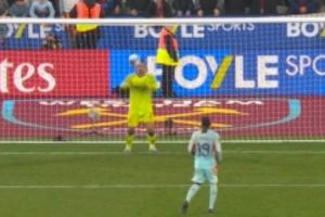 玩砸了！瓦塔拉点球大战踢勺子直接被没收，小蜜蜂不敌西汉姆出局