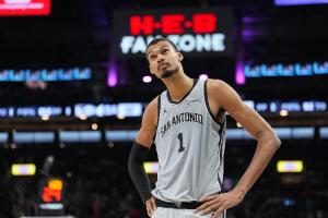 文班：我们想发挥出最佳水平 我有时仍需要有球在手并主导进攻