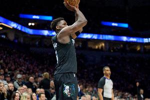 苦苦支撑！爱德华兹第三节再砍14分 三节15中8轰下31分