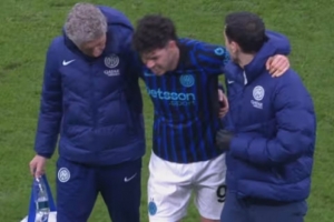 意天空：踢拉比奥特膝盖时受伤，巴斯托尼赛后一瘸一拐离开圣西罗