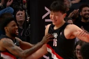 韦斯利晃倒对手 吸引防守给杨瀚森 小杨双手暴扣2+1！