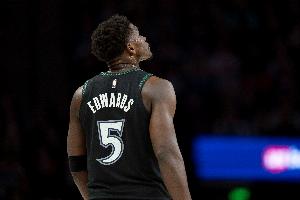 独木难支！爱德华兹18中8空砍全场最高34分 三分9中5