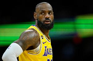 ESPN记者：詹姆斯最早完成赛前热身 缺阵更多是因为脚伤而非肘伤