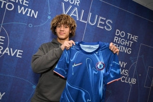 TA：切尔西与18岁埃梅内洛续约5年，他父亲是俱乐部前技术总监