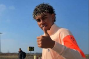 看来上课没偷懒亚马尔抵达纽卡斯尔后调侃：我现在只说英语