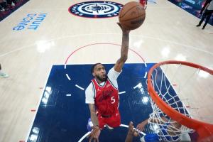 小卡好帮手！小琼斯上半场5投5中砍下12+3 正负值+12全队最高