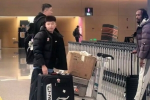 复出在即？媒体人晒麦考尔与杜锋机场合照：麦考尔随队前往新疆