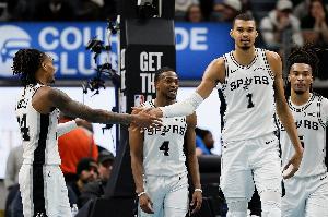福克斯：我们不在乎对手怎么防守 我们有太多能每场轻松20+的球员