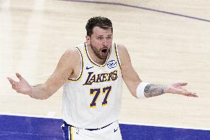 官方：东契奇对裁判做出不当手势罚款5万美元