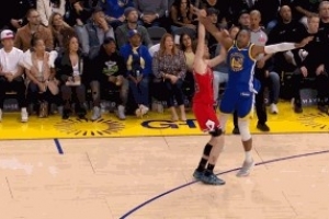 又被追回来了！霍福德对布泽利斯三分犯规 目前公牛落后1分