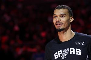 劈头盖脸！文班镇守篮下 轻舒猿臂送怀特迎面大帽