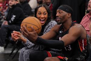 美女记者：某小孩将来会发现爸爸在NBA砍83分 历史地位仍不如妈妈