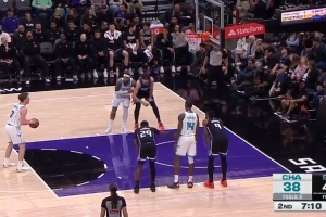 什么叫顶级射手！克尼佩尔兜出来直接三分 德罗赞扑防不及送加罚