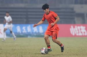 记者：因参加中超第二轮比赛，邝兆镭和刘致成推迟赴U17国足报道