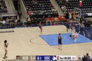 没有大碍~杨瀚森低位转身反篮上进后受伤下场 回更衣室检查后回归