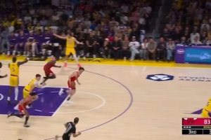 老毛病！东契奇强攻不中摊手抱怨&不回防 公牛追击长两分惩戒