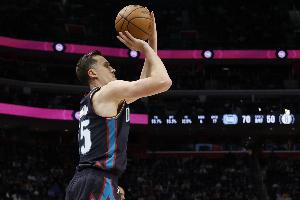 就丢了一个球！邓罗半场7中6&三分3中2砍下14分2板2助