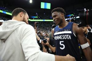 爱德华兹：库里是我兄弟&我爱他的一切 他是最伟大控卫 不太懂rap