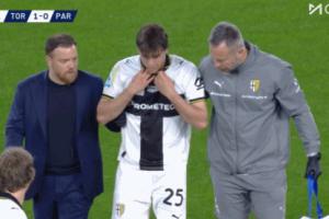 可能影响世界杯前景！21岁克雷马斯基意甲伤退，痛哭泪洒赛场