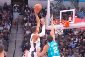 我只是微微一笑~文班亚马单打格威 转身蹦起左手单臂隔扣很轻松！