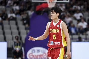 稳定发挥！杨舒予半场5中2拿到6分2板1助1断