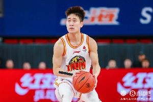 支撑球队！姜伟泽半场9中4拿到14分 三分5中2&发球5中4