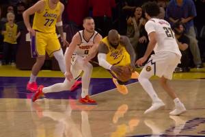 里夫斯：詹姆斯都4万岁了 还拼抢地板球 这体现了湖人的精神