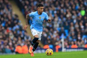 记者：萨维尼奥缺席曼城本场名单，他身体状态尚未完全恢复