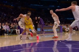 值！东契奇强攻卡梅隆·约翰逊打进加罚 掘金挑战成功改进攻犯规