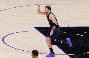 东契奇：我们在末节的分享球很棒 而且全场只让火箭得到92分