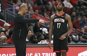 没续约！伊森全场梦游仍出战33分钟 11中2拿5分9板有2失误3犯规