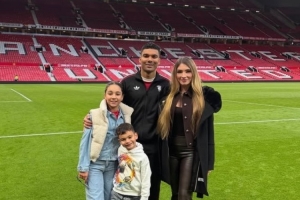 卡塞米罗晒家人在老特拉福德合影：享受每个时刻