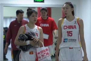 女篮三大中锋!李月汝和韩旭交流不断 王治郅给张子宇面授机宜