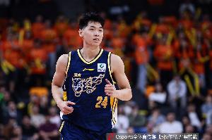 媒体人：崔永熙5犯离场 他在防守端还要进一步适应FIBA的判罚尺度