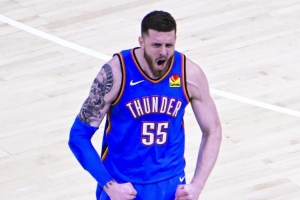 组织中锋！哈尔滕施泰因没有得分 拿到7篮板8助攻