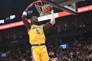 费尔顿：艾顿近期在篮板球方面如猛兽一般 他完全统治了内线