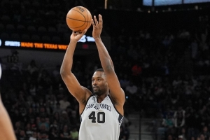 外线火力凶猛！马刺上半场三分24中13 巴恩斯+尚帕尼合计9中7