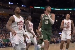 班门弄斧！吉昂在米切尔面前用后者招牌大回环脱手 米球王看笑了