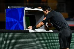 TA：欧足联将和各联赛协商如何减少VAR干预 并寻求推行流媒体平台