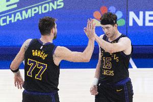 10分1板3助+不讲理三分！里夫斯：东契奇今天统治了第四节比赛