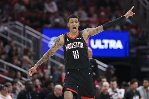 背景板了！小贾巴里15中7得到18分5板4助 关键时刻被当了靶子