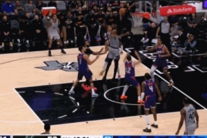 翻江倒海！文班亚马冲击内线强攻不中 随后起飞单臂补扣