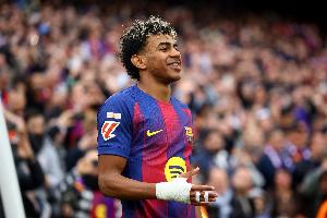 世体：对阵纽卡亚马尔两次罚点前，拉菲尼亚等人都保护他不被干扰