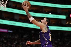 东契奇今天轰60分 上个做到的湖人球员是退役战的科比