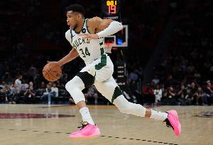 名记：勇士曾用四个无保护首轮换字母哥 但未取得进展